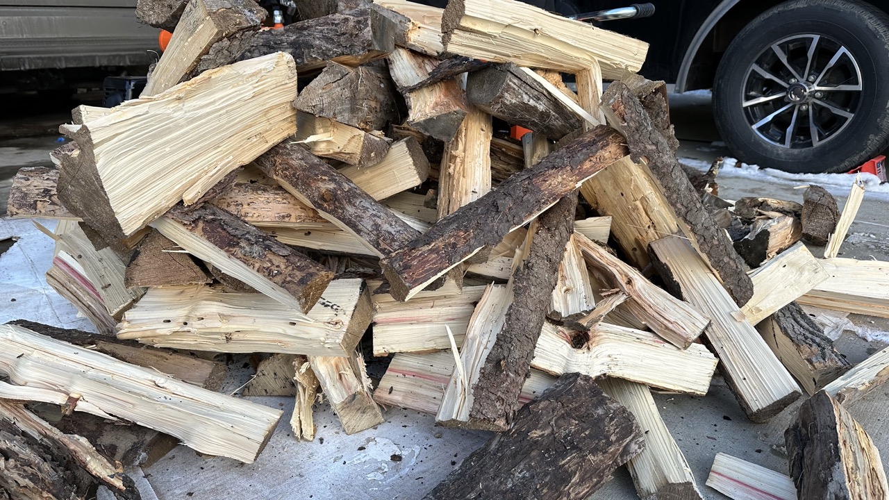 Stack of high-quality firewood ready to fuel Bliss Mobile Sauna’s traditional heaters for long-lasting warmth